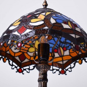 Von Tiffany inspirierte Lampe mit Blumenmosaik aus Glas