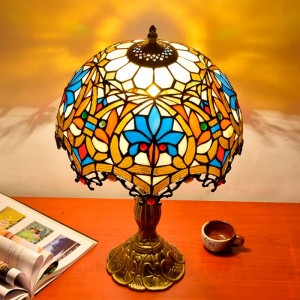 Von Tiffany inspirierte Lampe mit Blumenmosaik aus Glas