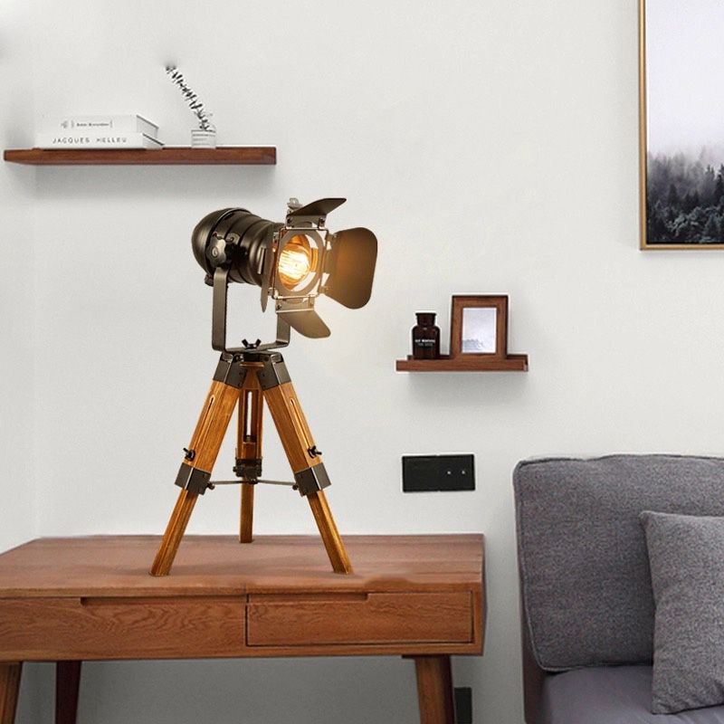 lampara de mesa tripode vintage cinema madera y metal industrial