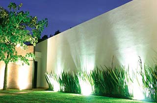 iluminación de árbol y fachada con una pincho de jardin