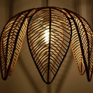 Lampada a sospensione in rattan "Bintan" a forma di fiore con interruttore e spina